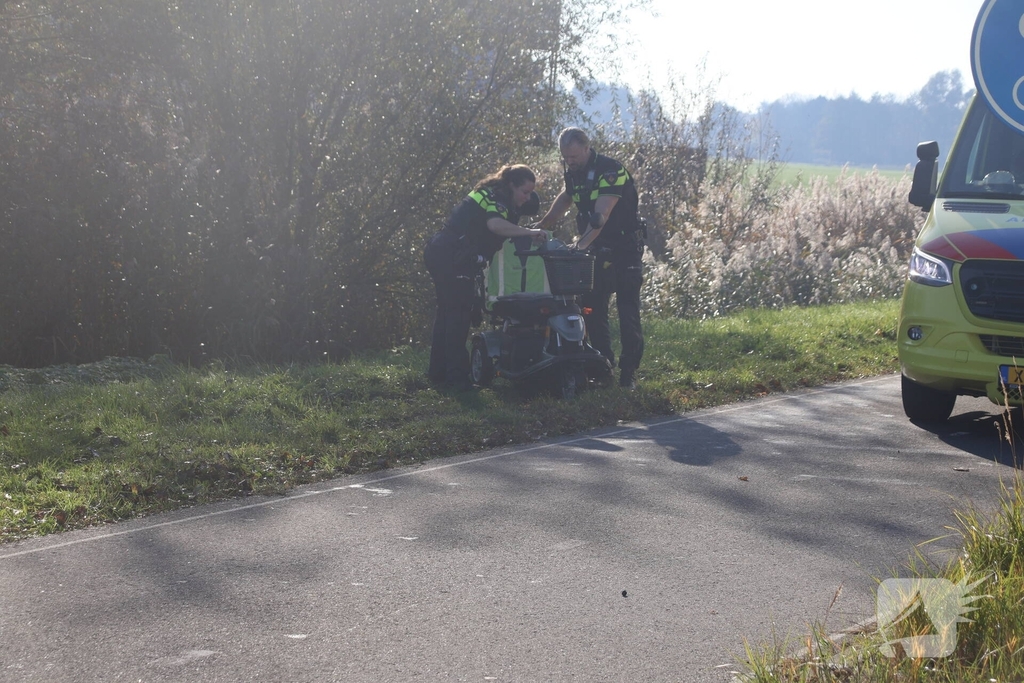 Persoon valt van scootmobiel en belandt in sloot