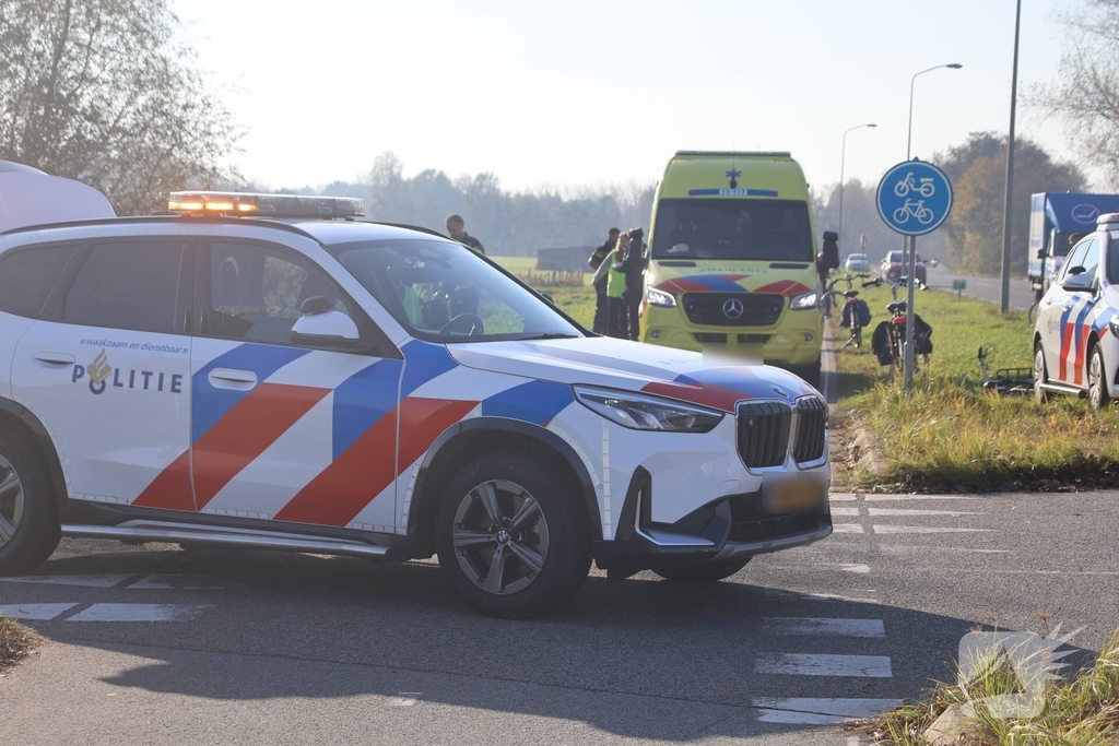 Persoon valt van scootmobiel en belandt in sloot