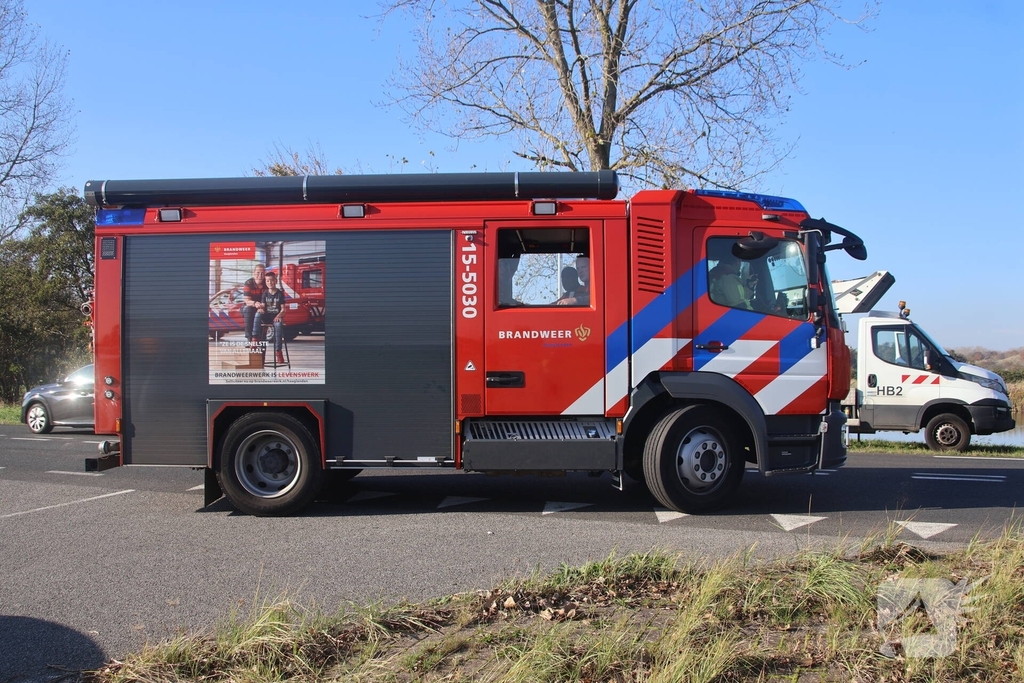 Persoon valt van scootmobiel en belandt in sloot