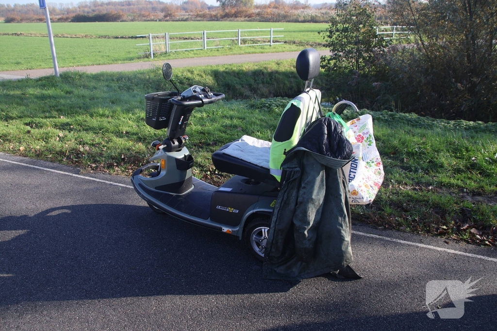 Persoon valt van scootmobiel en belandt in sloot