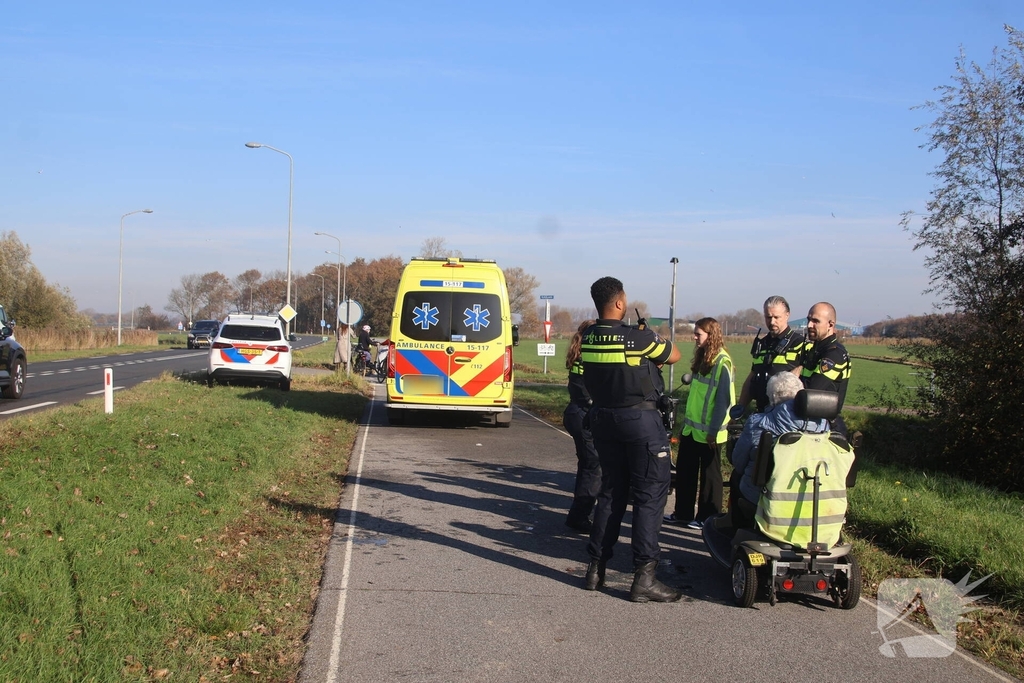 Persoon valt van scootmobiel en belandt in sloot