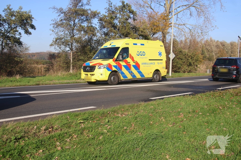 Persoon valt van scootmobiel en belandt in sloot