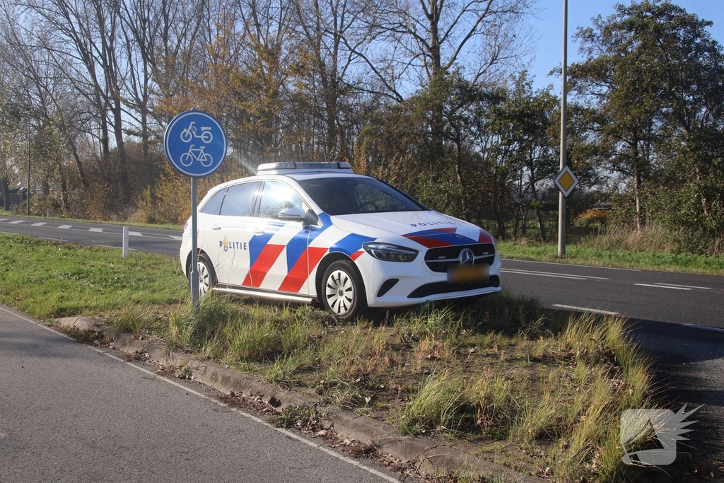 Persoon valt van scootmobiel en belandt in sloot