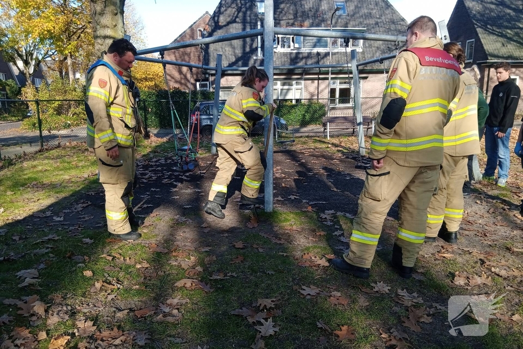 Vogel vast in speeltoestel, hulpdiensten ingezet