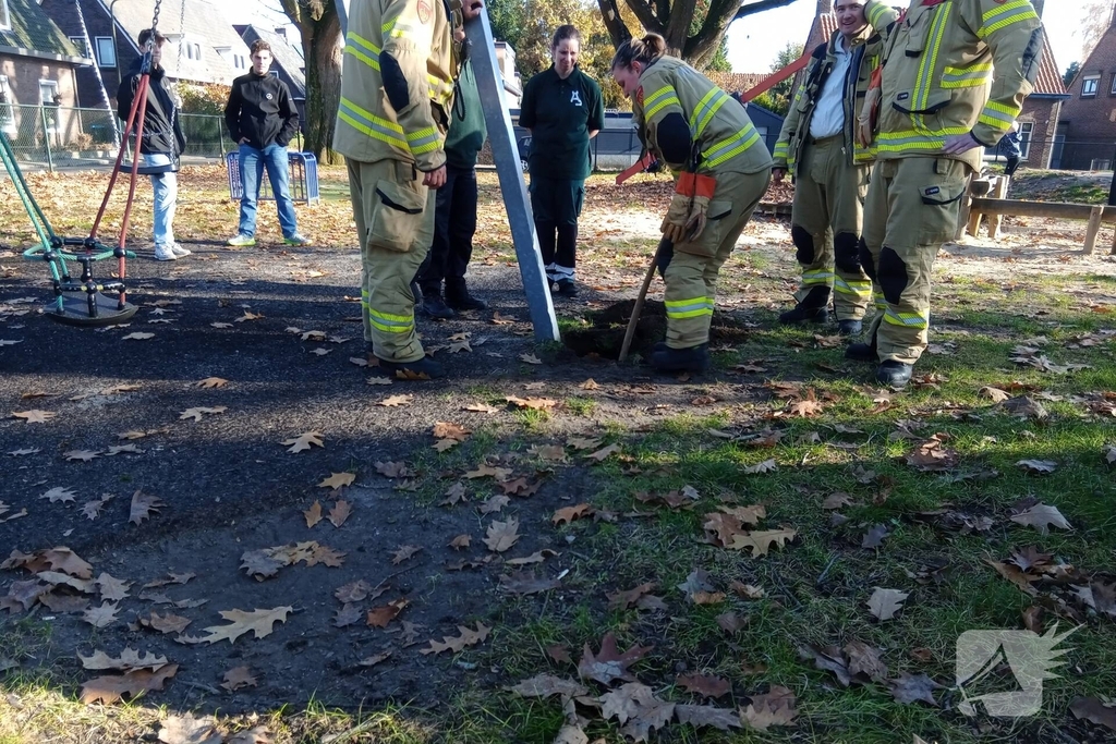 Vogel vast in speeltoestel, hulpdiensten ingezet