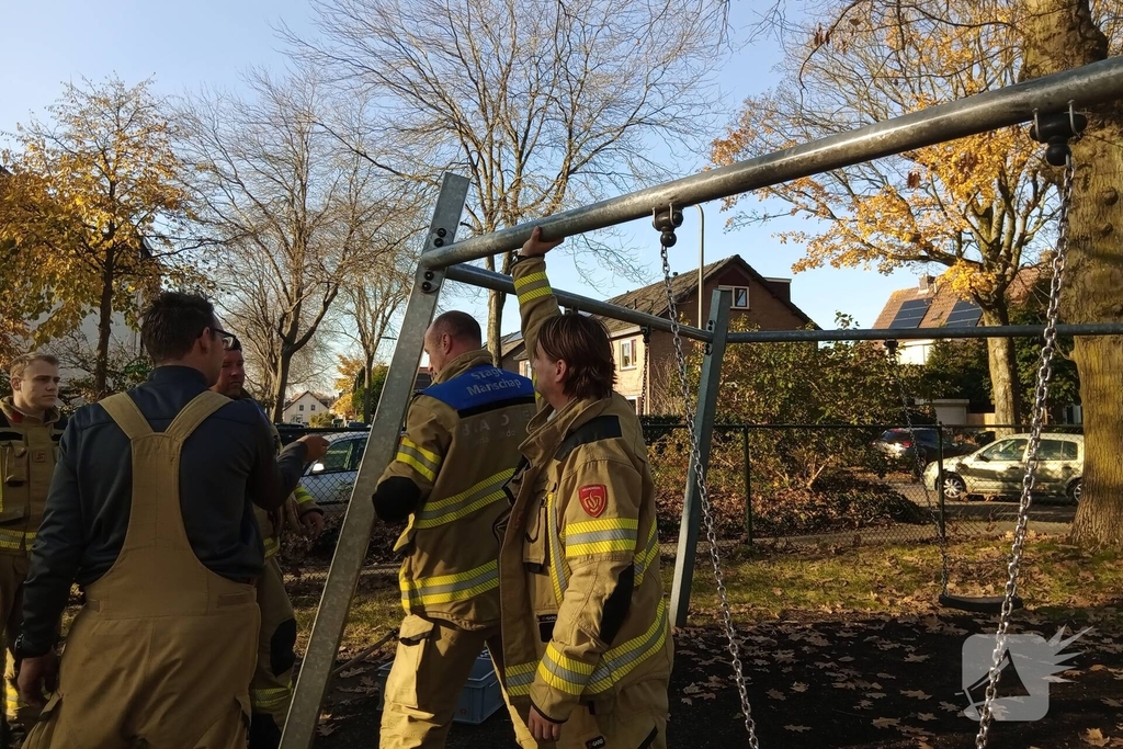Vogel vast in speeltoestel, hulpdiensten ingezet