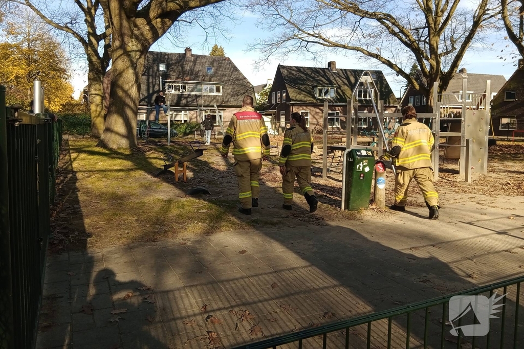 Vogel vast in speeltoestel, hulpdiensten ingezet
