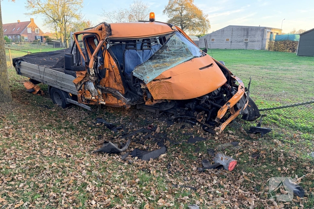 Werkbus botst op bomen en belandt in weiland