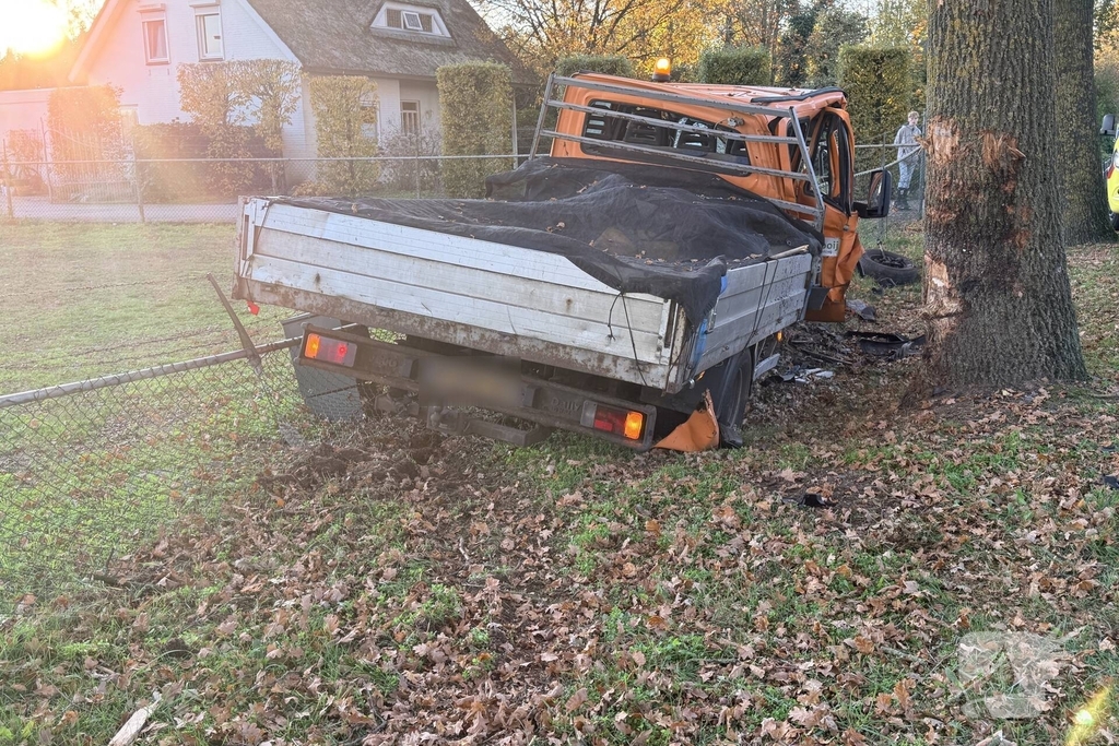 Werkbus botst op bomen en belandt in weiland