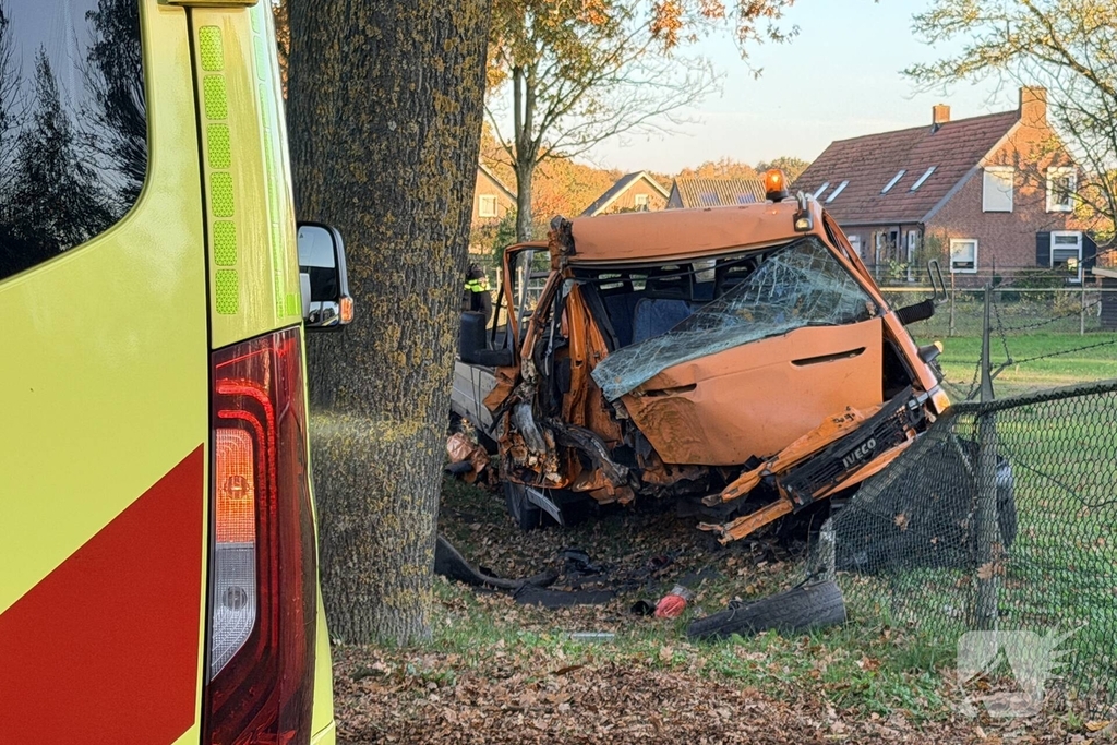 Werkbus botst op bomen en belandt in weiland