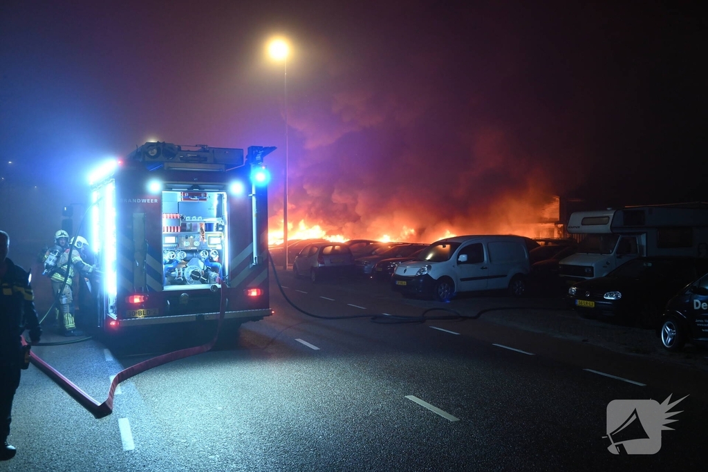 Voertuigen en pand in lichterlaaie