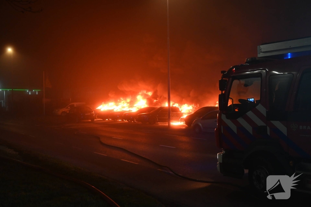 Voertuigen en pand in lichterlaaie