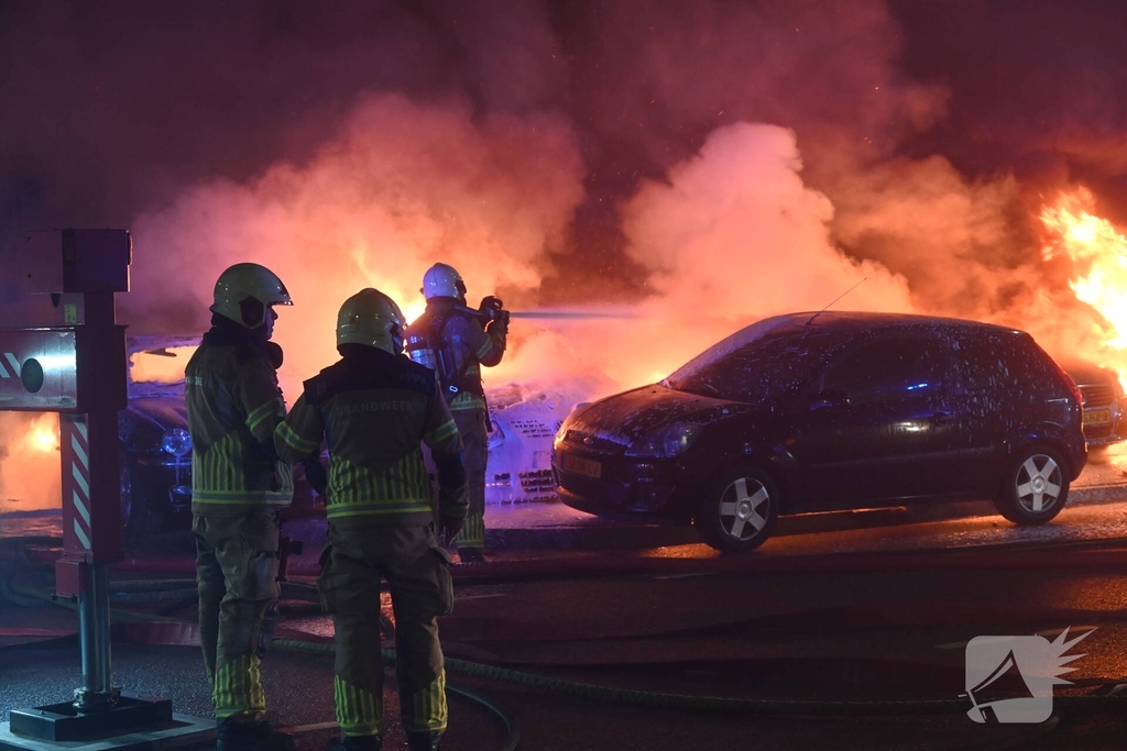 Voertuigen en pand in lichterlaaie