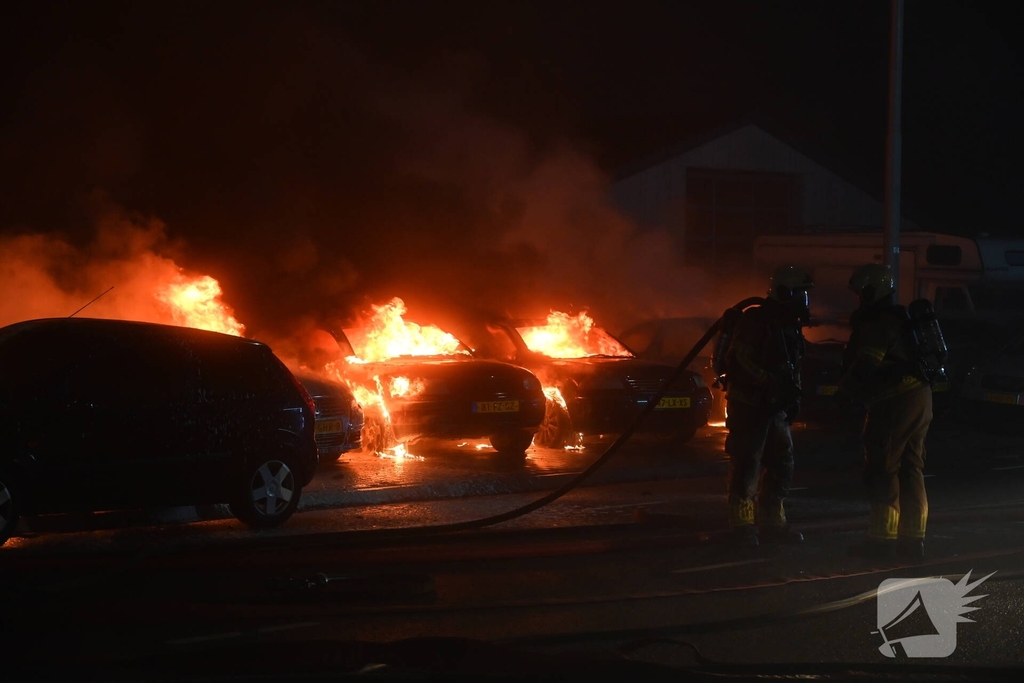 Voertuigen en pand in lichterlaaie