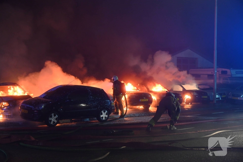 Voertuigen en pand in lichterlaaie