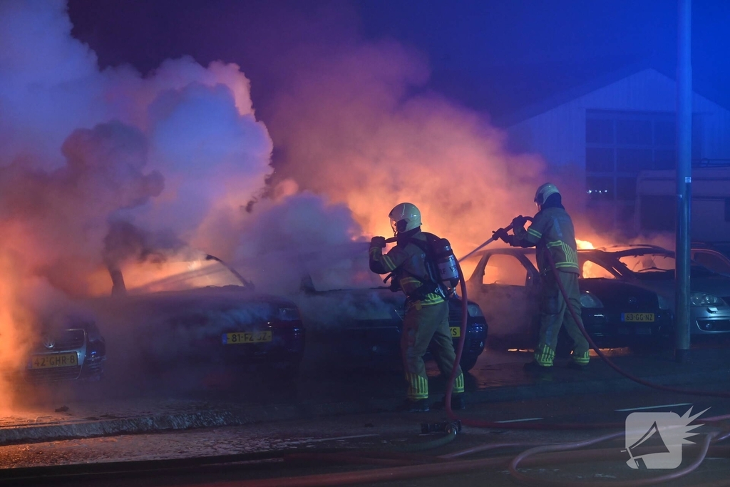 Voertuigen en pand in lichterlaaie