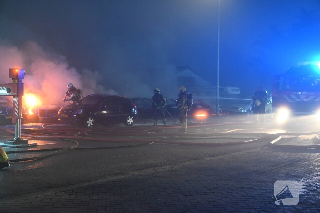 Voertuigen en pand in lichterlaaie
