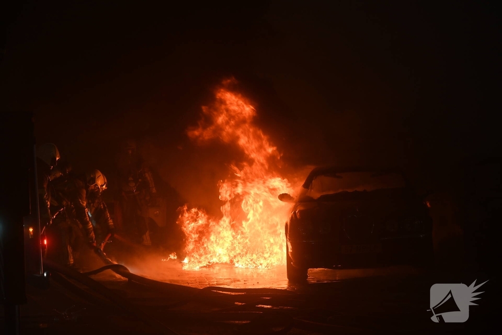 Voertuigen en pand in lichterlaaie