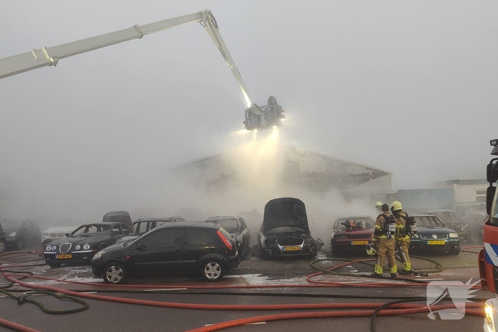 Voertuigen en pand in lichterlaaie