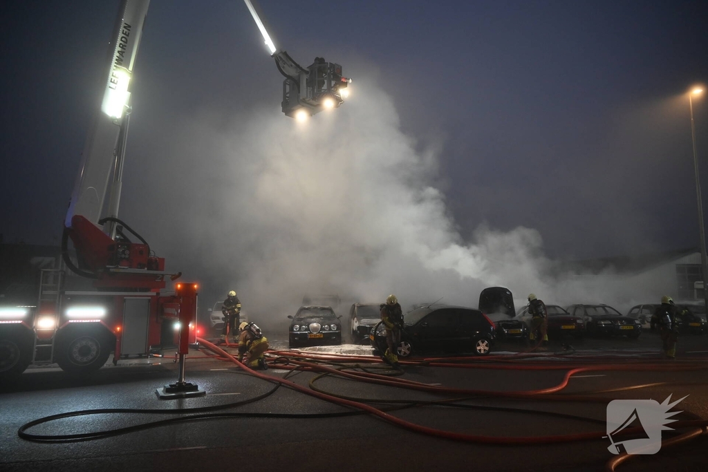 Voertuigen en pand in lichterlaaie