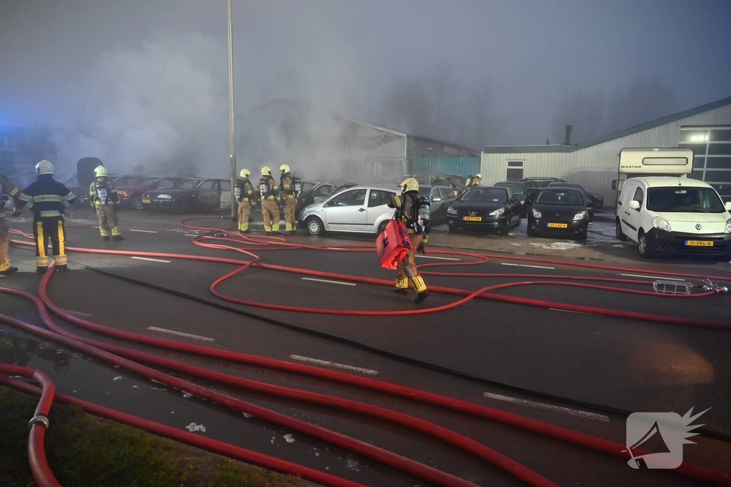 Voertuigen en pand in lichterlaaie
