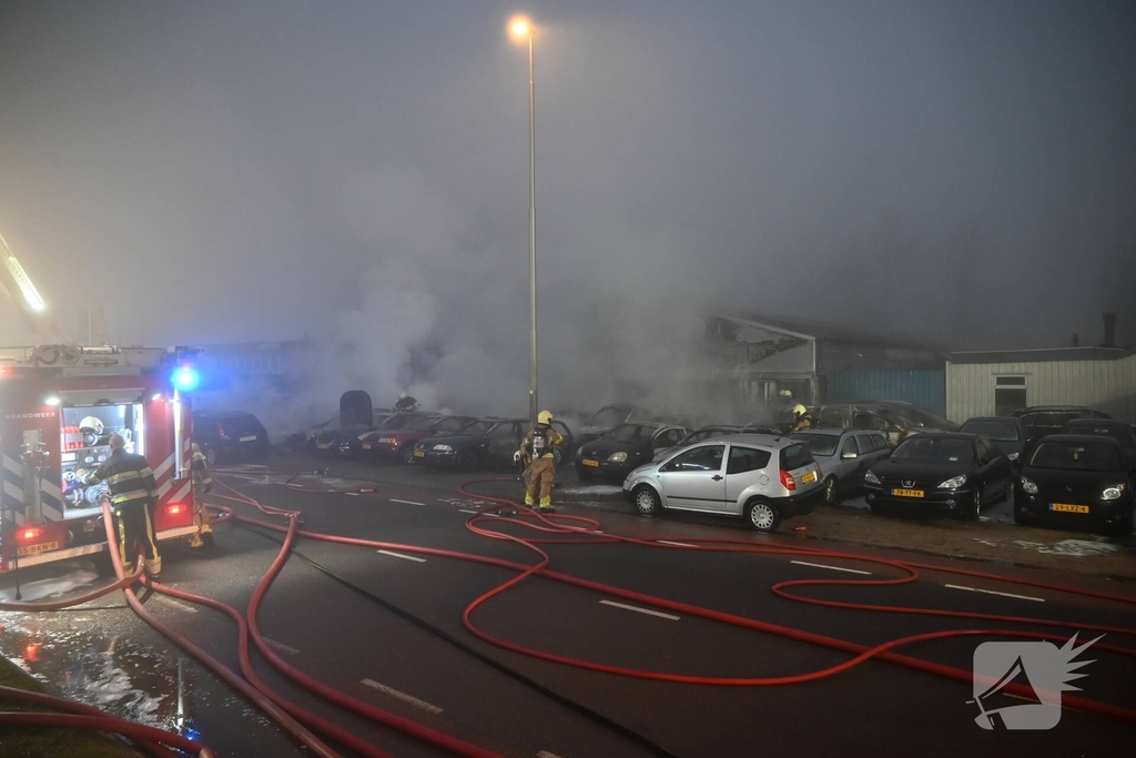 Voertuigen en pand in lichterlaaie