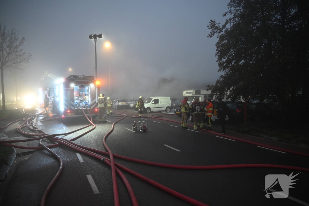 Voertuigen en pand in lichterlaaie