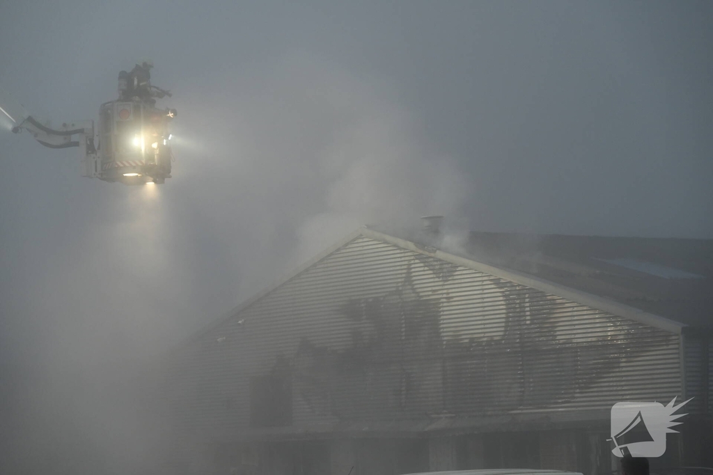 Voertuigen en pand in lichterlaaie