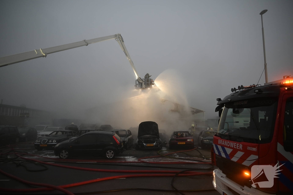 Voertuigen en pand in lichterlaaie