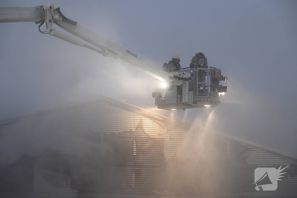 Voertuigen en pand in lichterlaaie