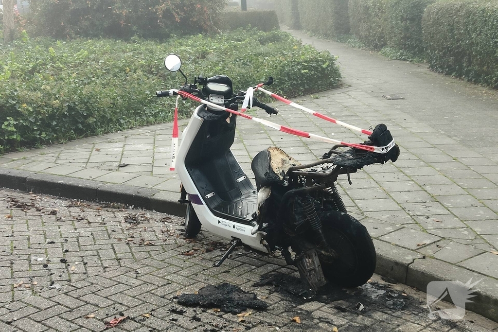 Scooter deels uitgebrand