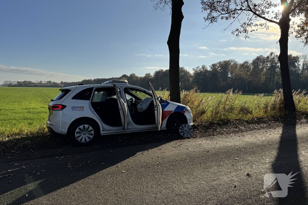 Voertuig ramt politieauto van de weg tijdens achtervolging