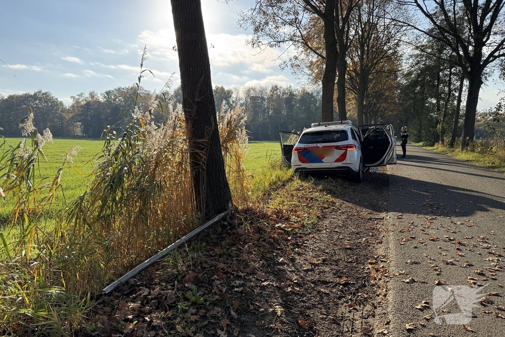 Voertuig ramt politieauto van de weg tijdens achtervolging