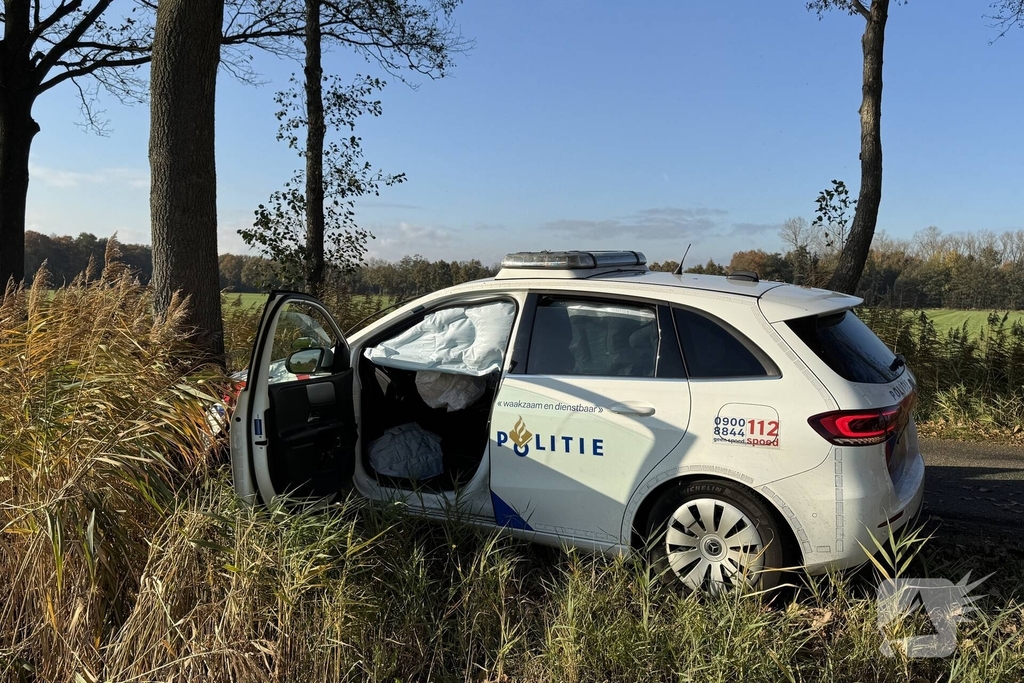 Voertuig ramt politieauto van de weg tijdens achtervolging