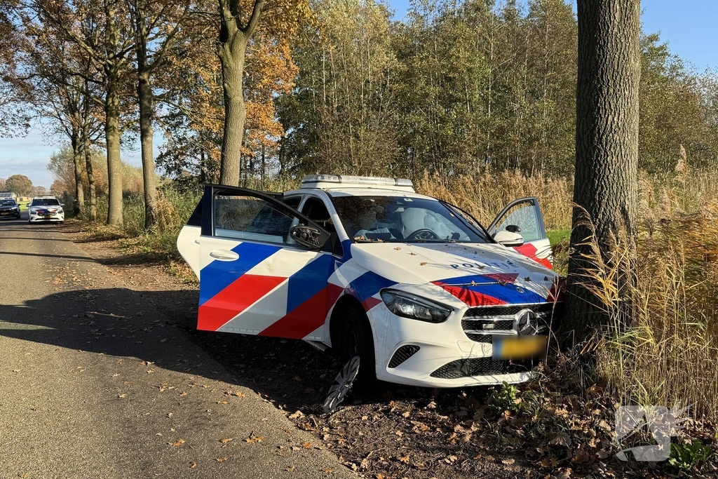 Voertuig ramt politieauto van de weg tijdens achtervolging