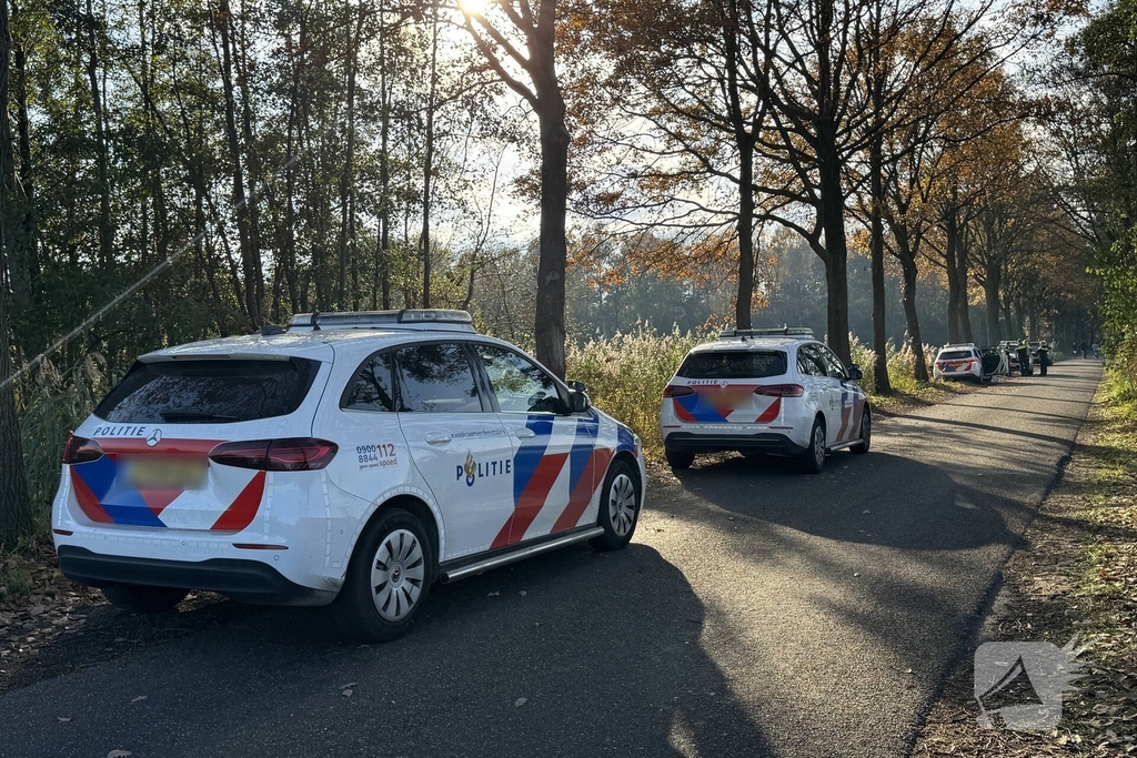 Voertuig ramt politieauto van de weg tijdens achtervolging