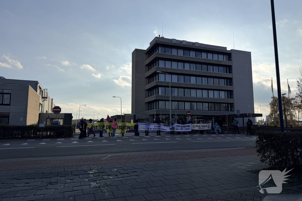 Demonstranten blokkeren toegang tot bedrijf