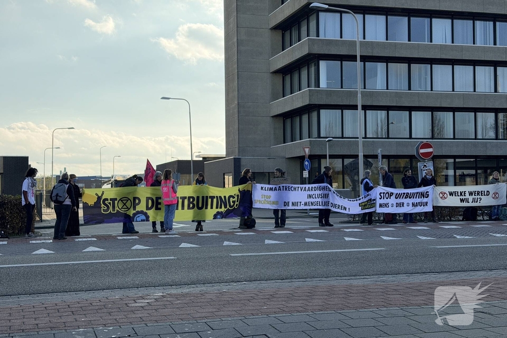 Demonstranten blokkeren toegang tot bedrijf
