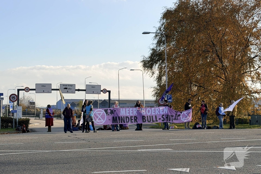 Demonstranten blokkeren toegang tot bedrijf
