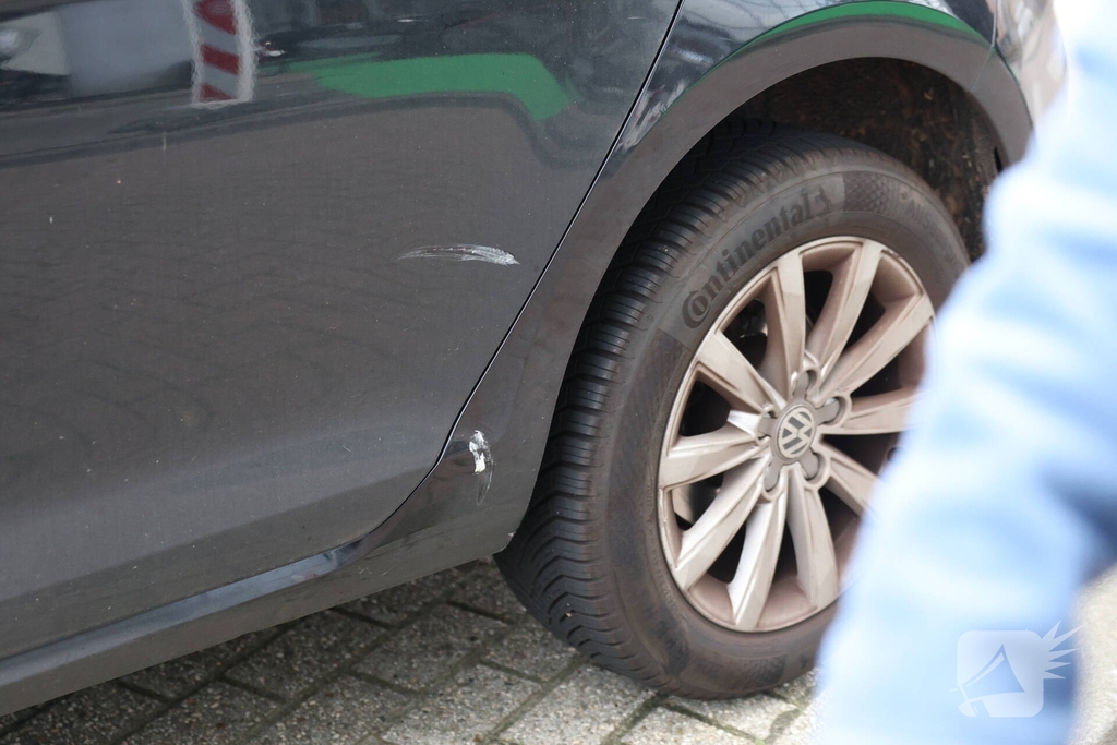 Lesauto geraakt door slingerende scooter, twee aanhoudingen