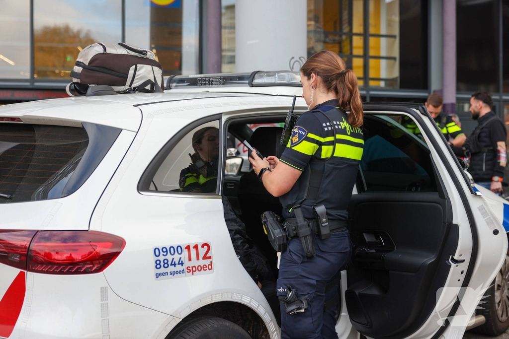 Lesauto geraakt door slingerende scooter, twee aanhoudingen