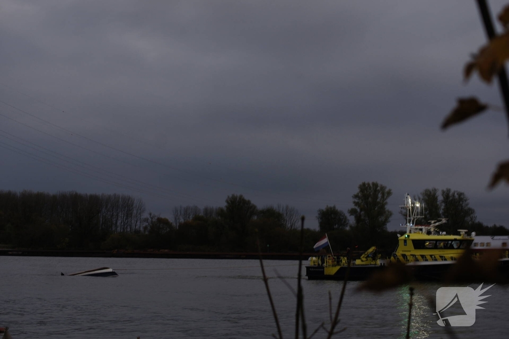 Boot slaat om op rivier, hulpdiensten groots opgeroepen