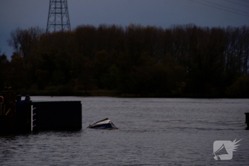 Boot slaat om op rivier, hulpdiensten groots opgeroepen