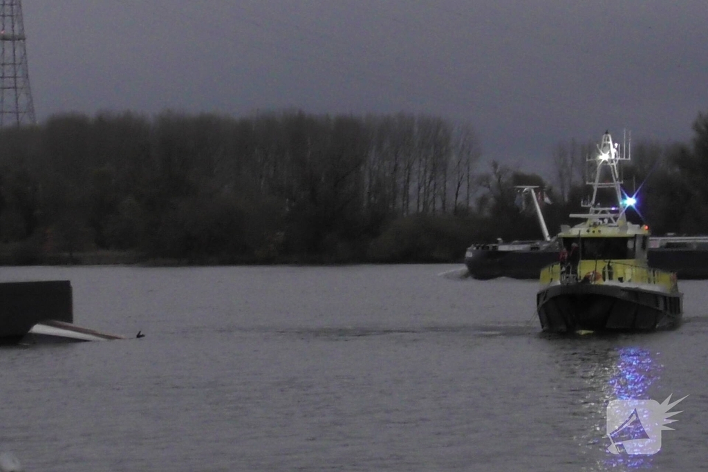 Boot slaat om op rivier, hulpdiensten groots opgeroepen