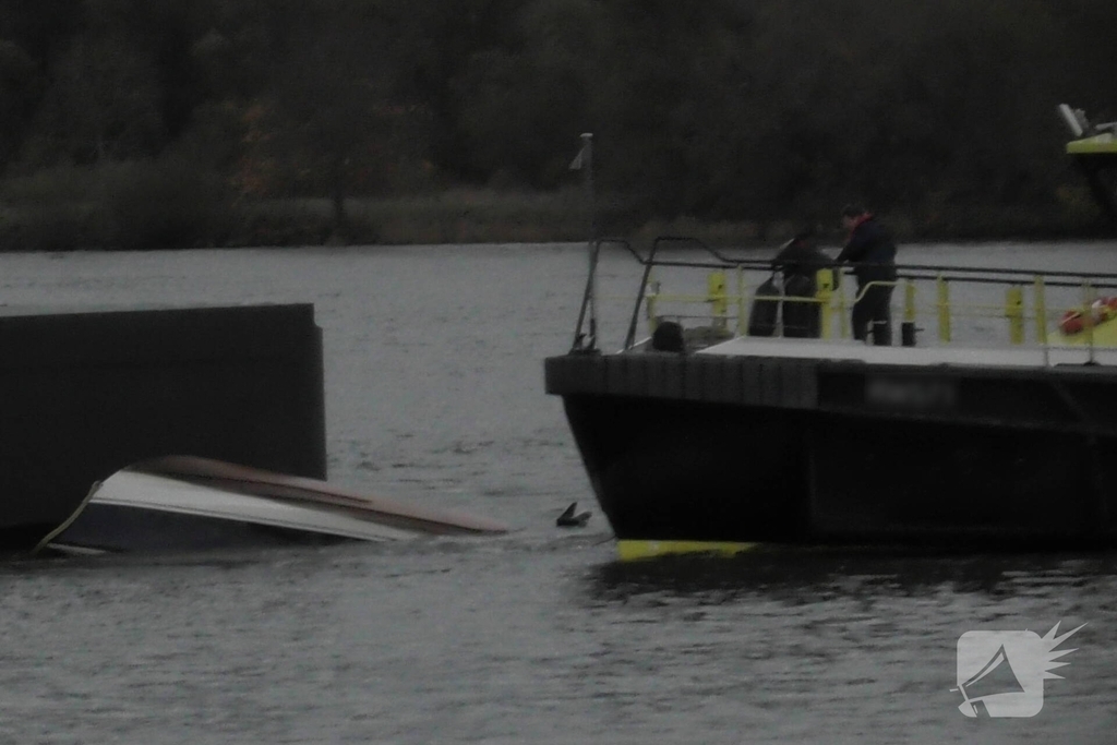 Boot slaat om op rivier, hulpdiensten groots opgeroepen