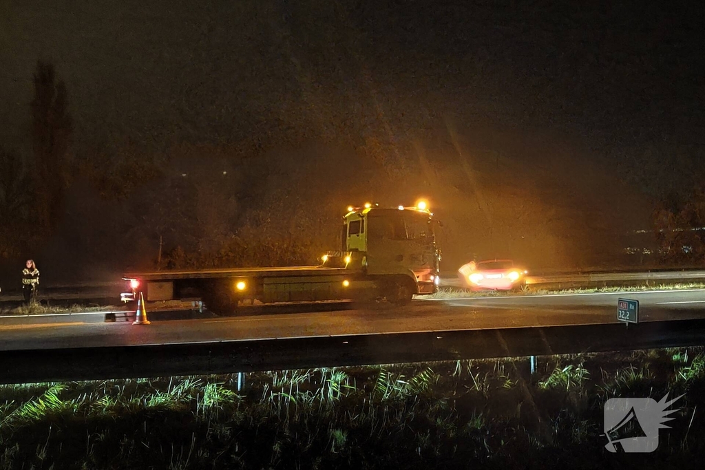 Automobilist botst tegen vangrail