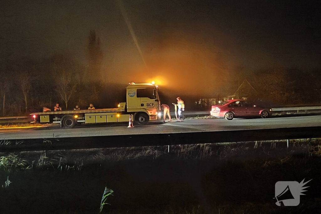 Automobilist botst tegen vangrail