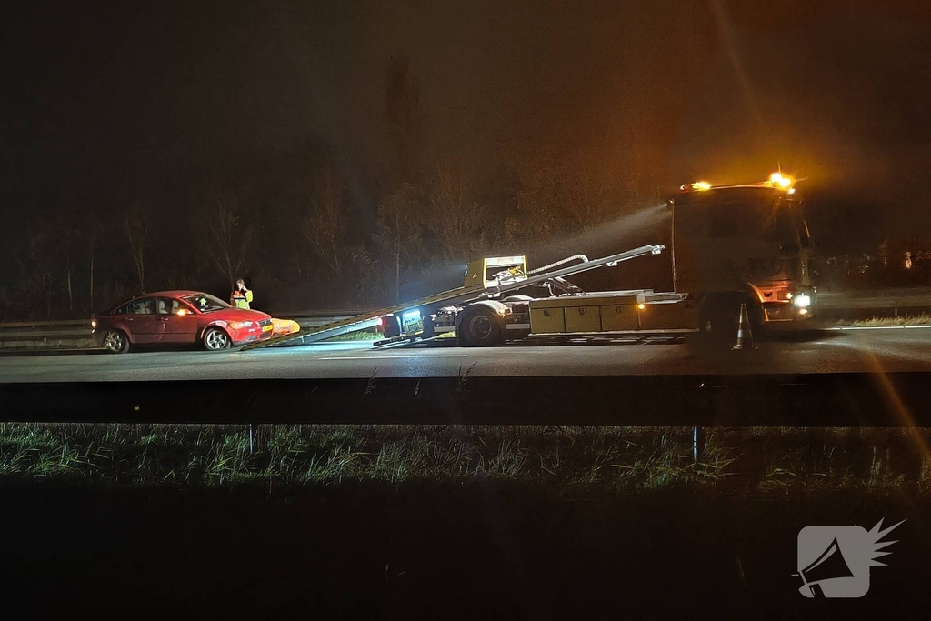 Automobilist botst tegen vangrail