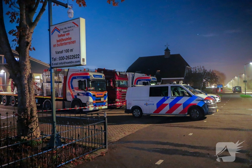 Explosie leidt tot brand op bedrijven terrein
