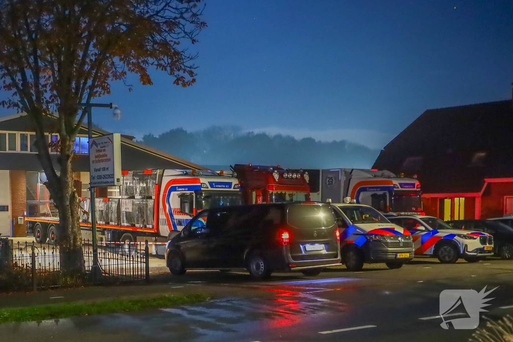 Explosie leidt tot brand op bedrijven terrein